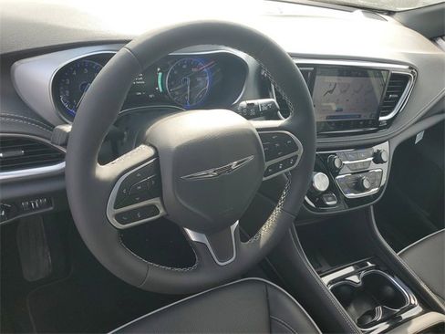 New 2026 Chrysler Pacifica Limited w/ Trailer Tow Group image 20