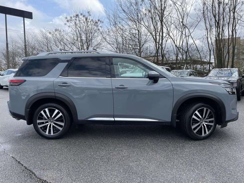 Used 2024 Nissan Pathfinder Platinum image 2