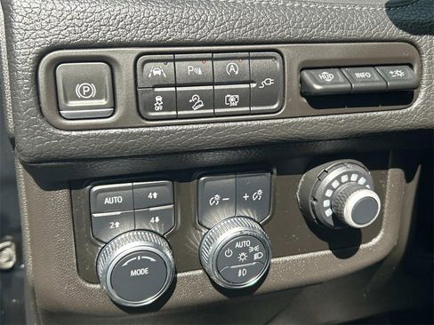 Used 2022 GMC Yukon XL Denali image 24