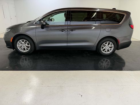 Used 2023 Chrysler Pacifica Touring-L FWD image 7