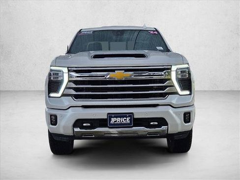 Used 2024 Chevrolet Silverado 2500 High Country w/ Technology Package AWD/4WD image 2