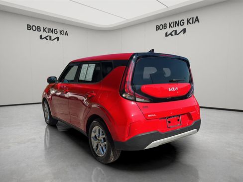 Used 2023 Kia Soul LX w/ LX Technology Package image 3