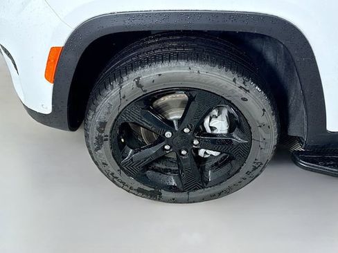 Used 2025 Jeep Grand Cherokee Limited w/ Luxury Tech Group II image 30