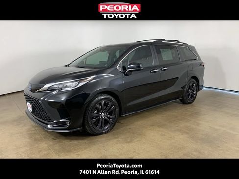 Used 2022 Toyota Sienna XSE FWD image 1