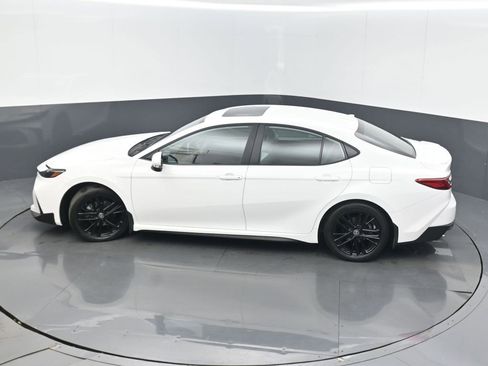 Used 2025 Toyota Camry SE w/ Convenience Package image 40