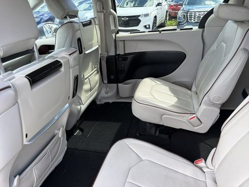 Used 2017 Chrysler Pacifica Limited w/ UConnect Theater Package FWD image 12