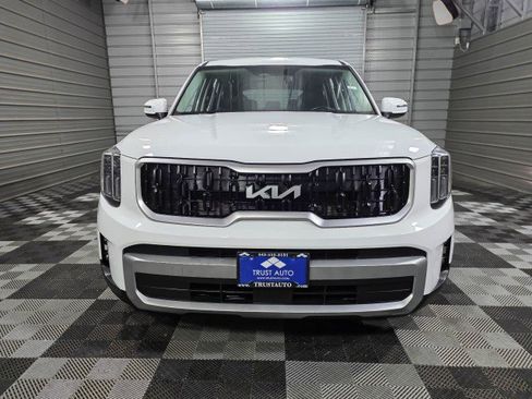 Used 2023 Kia Telluride LX image 3