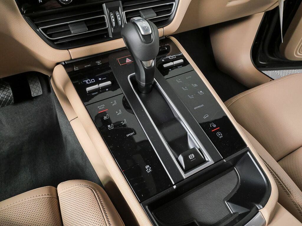 Certified 2026 Porsche Macan AWD/4WD image 17