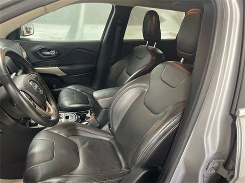 Used 2018 Jeep Cherokee Limited image 11