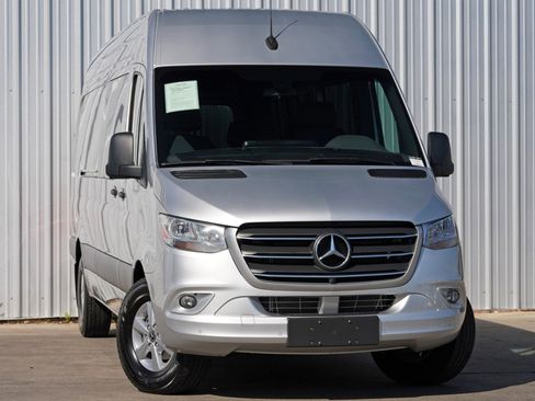 Used 2024 Mercedes-Benz Sprinter 2500 image 4
