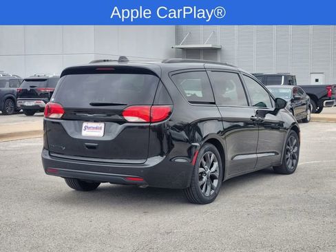 Used 2020 Chrysler Pacifica Touring-L w/ S Appearance Package image 3