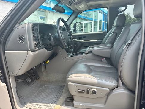 Used 2004 GMC Yukon XL 2500 SLT w/ Preferred Equipment Group AWD/4WD image 4