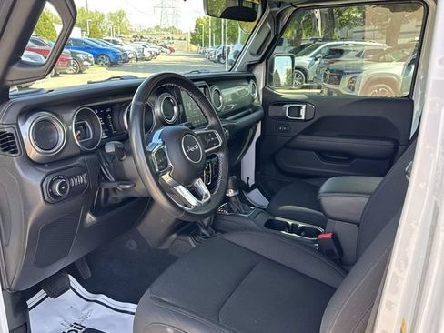 Used 2022 Jeep Wrangler Unlimited Sahara AWD/4WD image 11