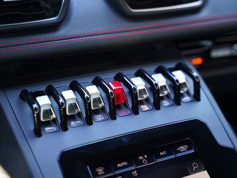 Used 2020 Lamborghini Huracan EVO image 16