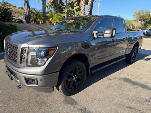 Used 2018 Nissan Titan SV w/ SV Convenience Package image 6