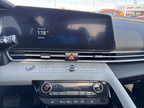 Used 2025 Hyundai Elantra Limited image 16