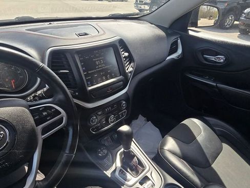 Used 2017 Jeep Cherokee Trailhawk w/ Comfort & Convenience Group AWD/4WD image 13