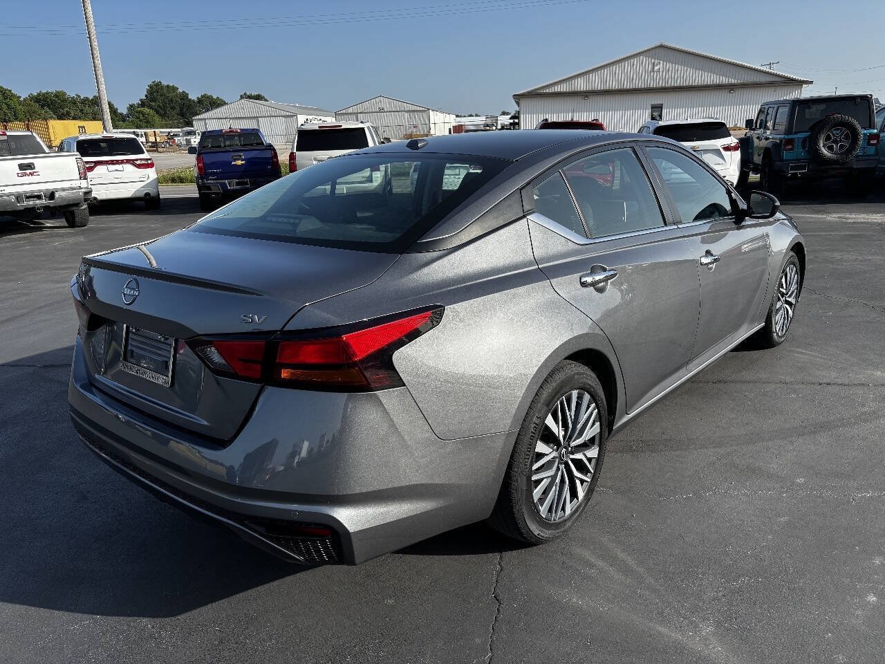 Used 2024 Nissan Altima 2.5 SV FWD image 3