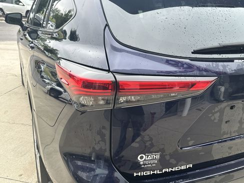 Used 2020 Toyota Highlander Limited AWD/4WD image 16