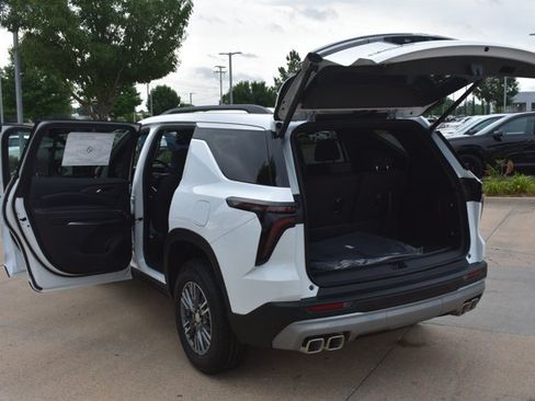 New 2026 Chevrolet Traverse LT w/ Driver Confidence Package FWD image 17