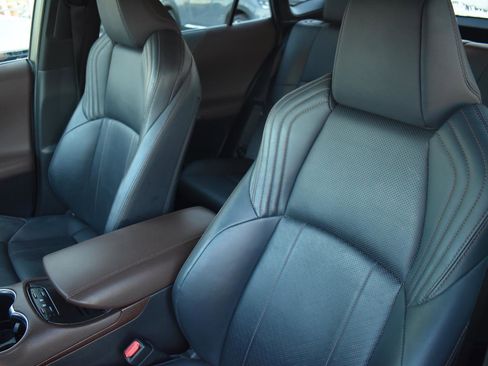 Used 2021 Toyota Venza Limited image 18