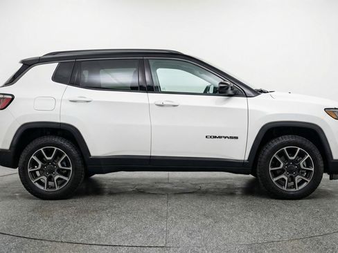 Used 2025 Jeep Compass Trailhawk image 11
