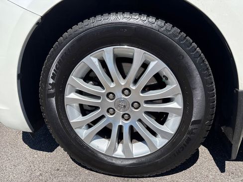 Used 2017 Toyota Sienna XLE Premium FWD image 46