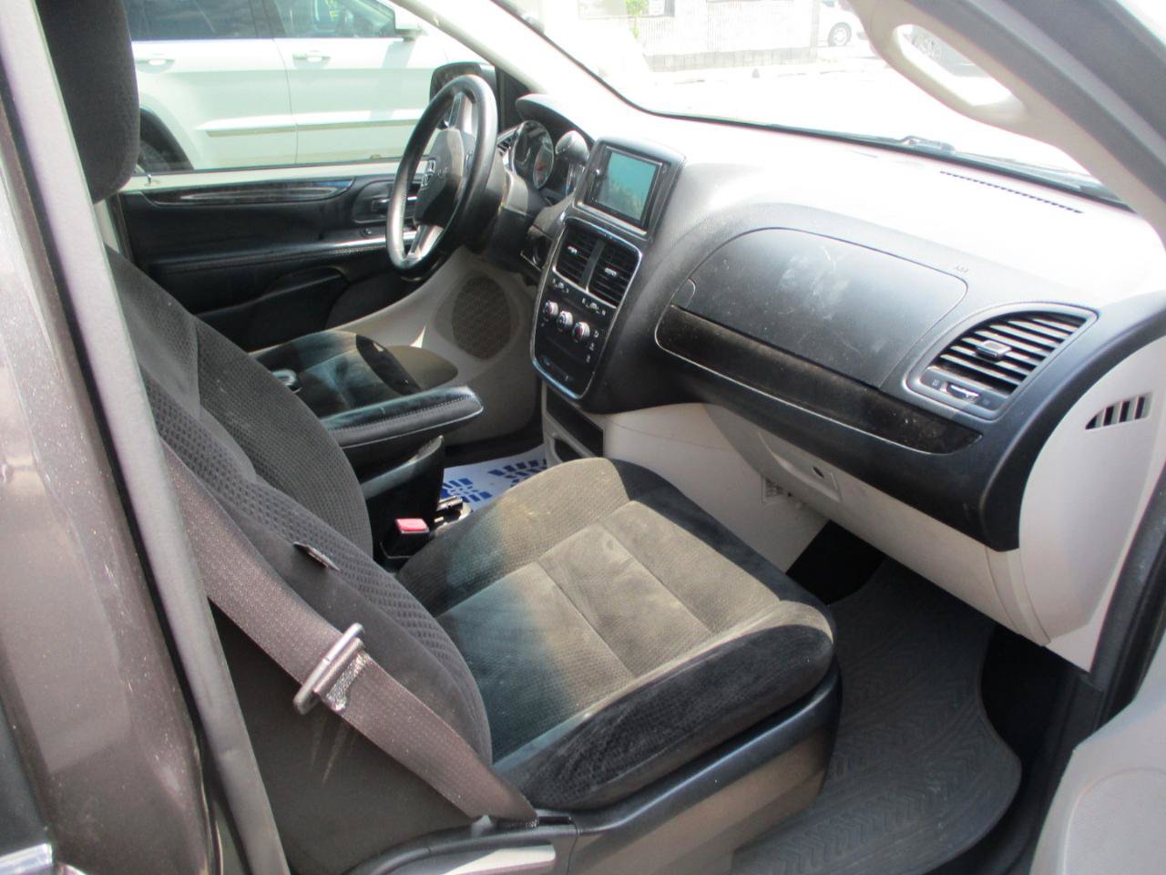 Used 2016 Dodge Grand Caravan American Value Package w/ UConnect Hands-Free Group FWD image 9