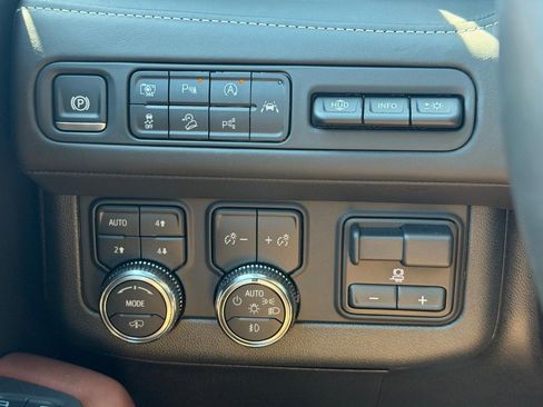 Used 2024 GMC Yukon Denali Ultimate AWD/4WD image 18