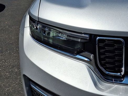 New 2025 Jeep Grand Cherokee Limited image 10