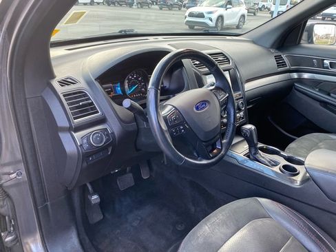 Used 2018 Ford Explorer XLT w/ Equipment Group 202A FWD image 12
