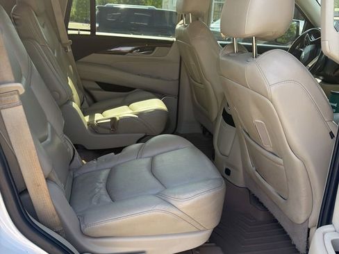 Used 2018 Cadillac Escalade Luxury RWD image 12