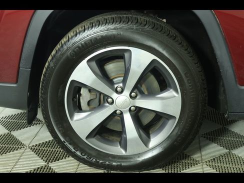 Used 2019 Jeep Cherokee Limited image 10