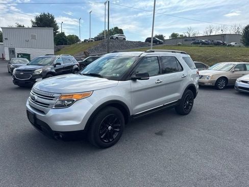 Used 2014 Ford Explorer XLT w/ Equipment Group 202A AWD/4WD image 4