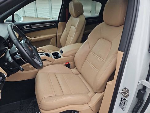 Certified 2023 Porsche Cayenne Platinum Edition image 16