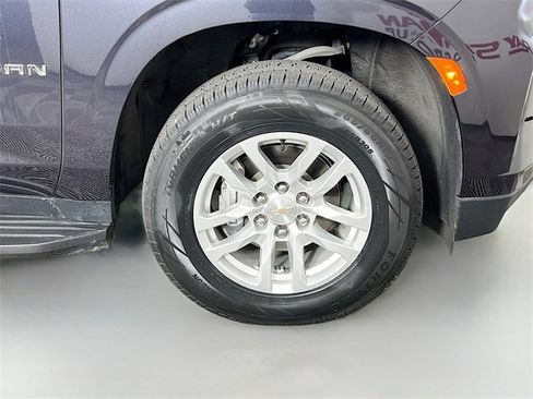 Used 2024 Chevrolet Suburban LT image 40