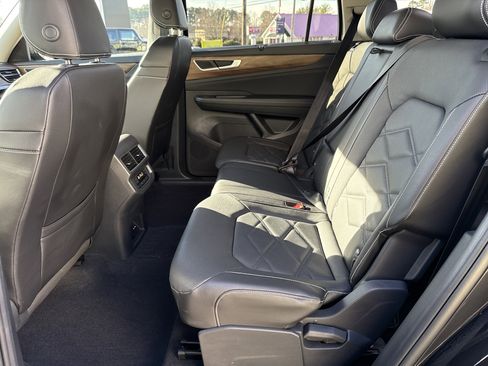 Used 2024 Volkswagen Atlas SE w/ Black Wheel Package image 30