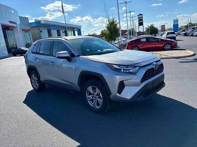 Used 2025 Toyota RAV4 XLE AWD/4WD image 2