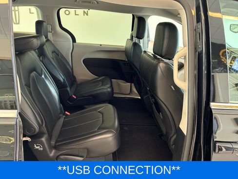 Used 2023 Chrysler Pacifica Touring-L FWD image 10