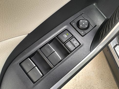 Used 2022 Toyota RAV4 XLE Premium image 11