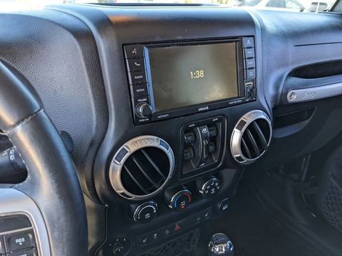 Used 2015 Jeep Wrangler Unlimited Rubicon image 21