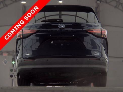 Used 2021 Toyota Sienna XLE w/ XLE Plus Package FWD image 4