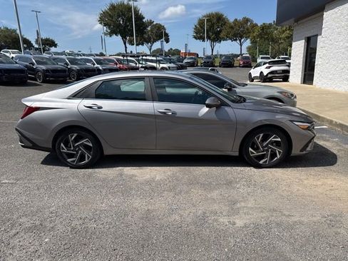 Used 2024 Hyundai Elantra Limited image 2