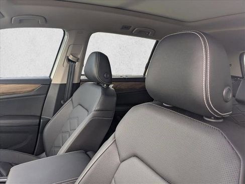 Used 2025 Volkswagen Atlas SE FWD image 15