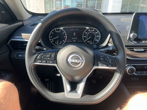 Used 2024 Nissan Altima 2.5 SV FWD image 9