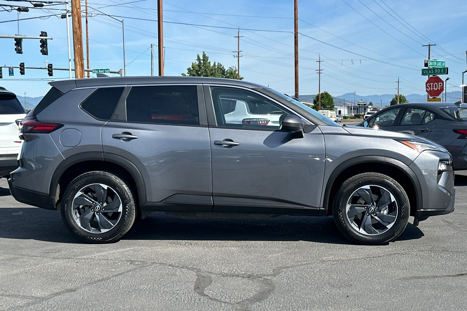 Used 2025 Nissan Rogue SV AWD/4WD image 3