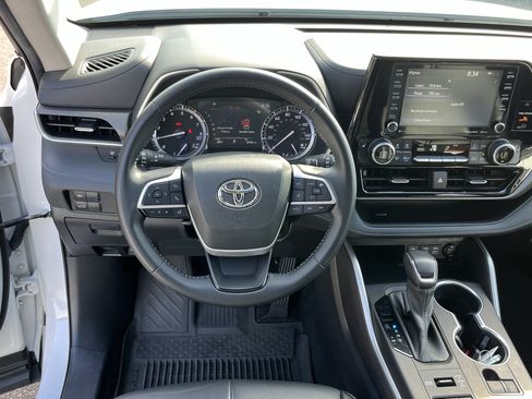 Used 2022 Toyota Highlander XLE AWD/4WD image 11