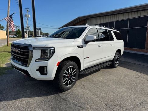 Used 2022 GMC Yukon XL AT4 image 2