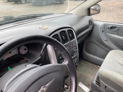 Used 2007 Chrysler Town & Country Touring image 8