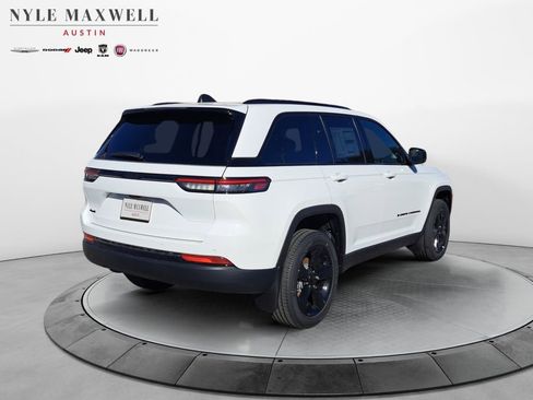 New 2025 Jeep Grand Cherokee 4WD image 16